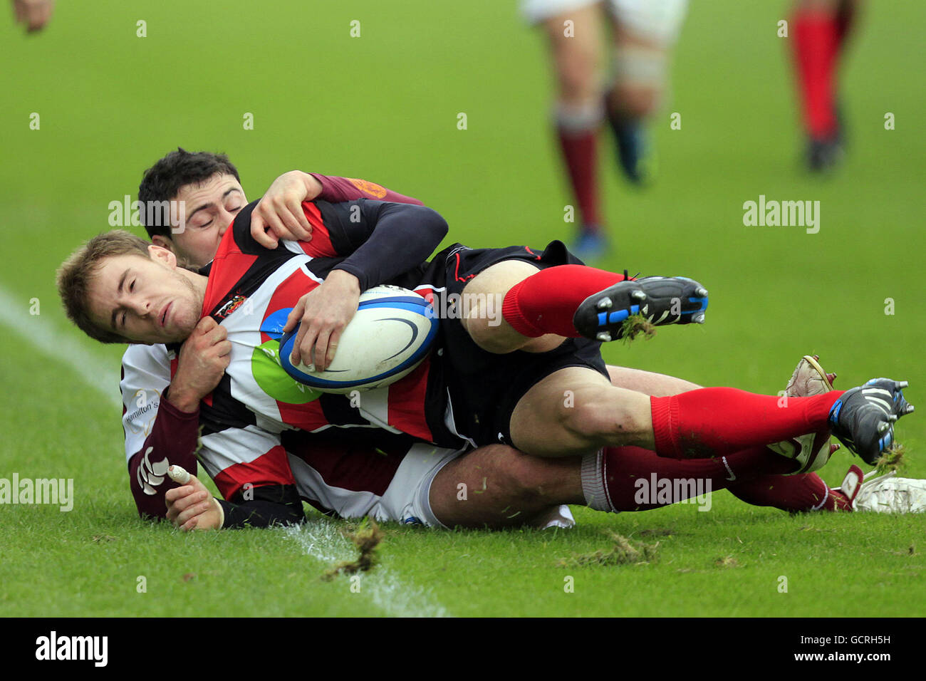 Watsonians' Jamie Blackwood (posteriore) affronta Stirling County's Robbie McGowan in una scozzese idro Premier uno, rugby union corrispondono a Myreside, Edimburgo, Scozia, 2° ottobre 2010. Foto Graham Stuart. Foto Stock