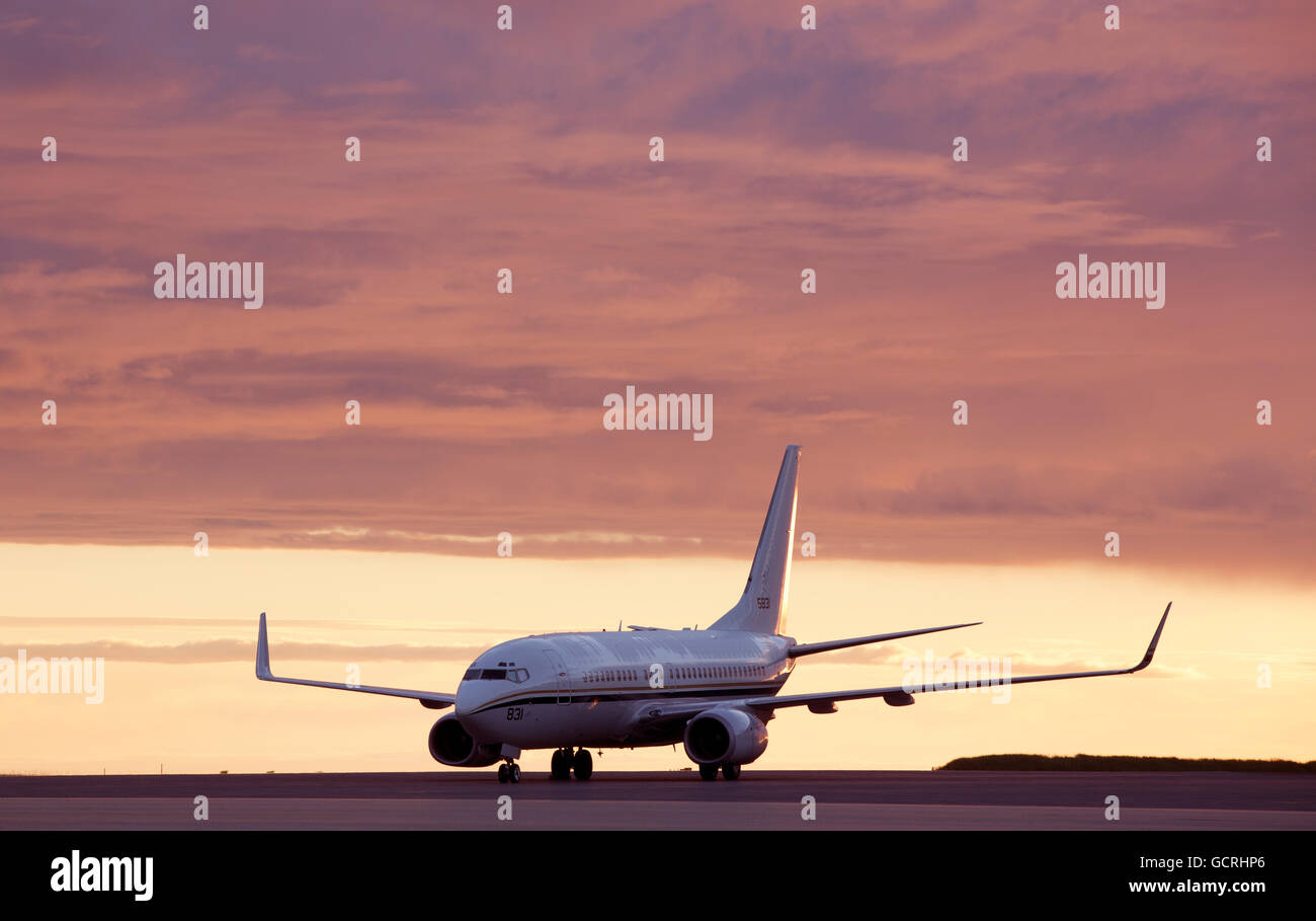 Un piano su asfalto al tramonto, Keflavik International Airport, Islanda Foto Stock
