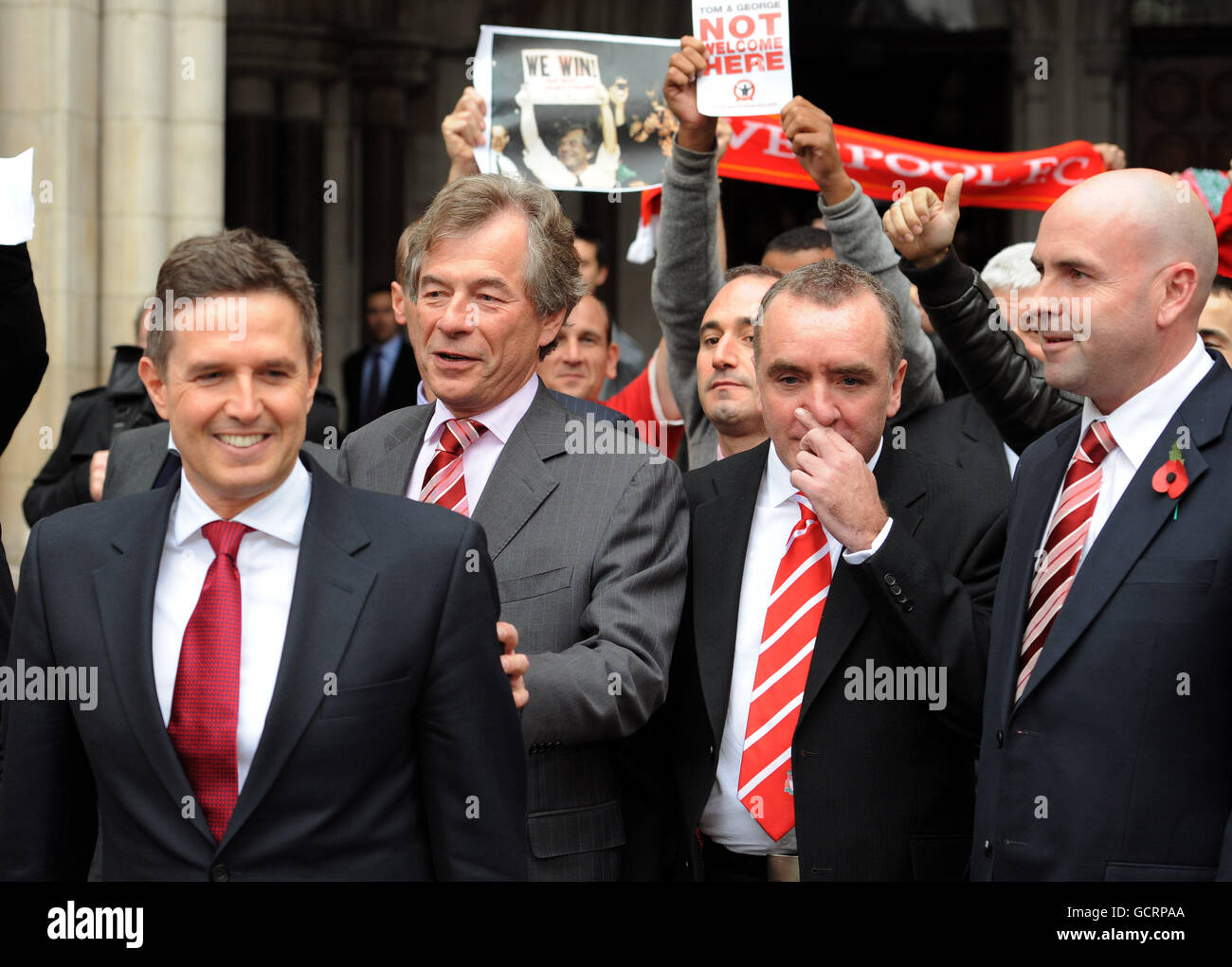 Il presidente del Liverpool FC Martin Broughton (seconda a sinistra) e il direttore generale Christian Burslow (all'estrema sinistra) e il direttore commerciale Ian Ayre (centro) lasciano la High Court dopo che il tribunale ha concesso ingiunzioni che potrebbero aprire la strada per la vendita rapida del Liverpool FC. Foto Stock