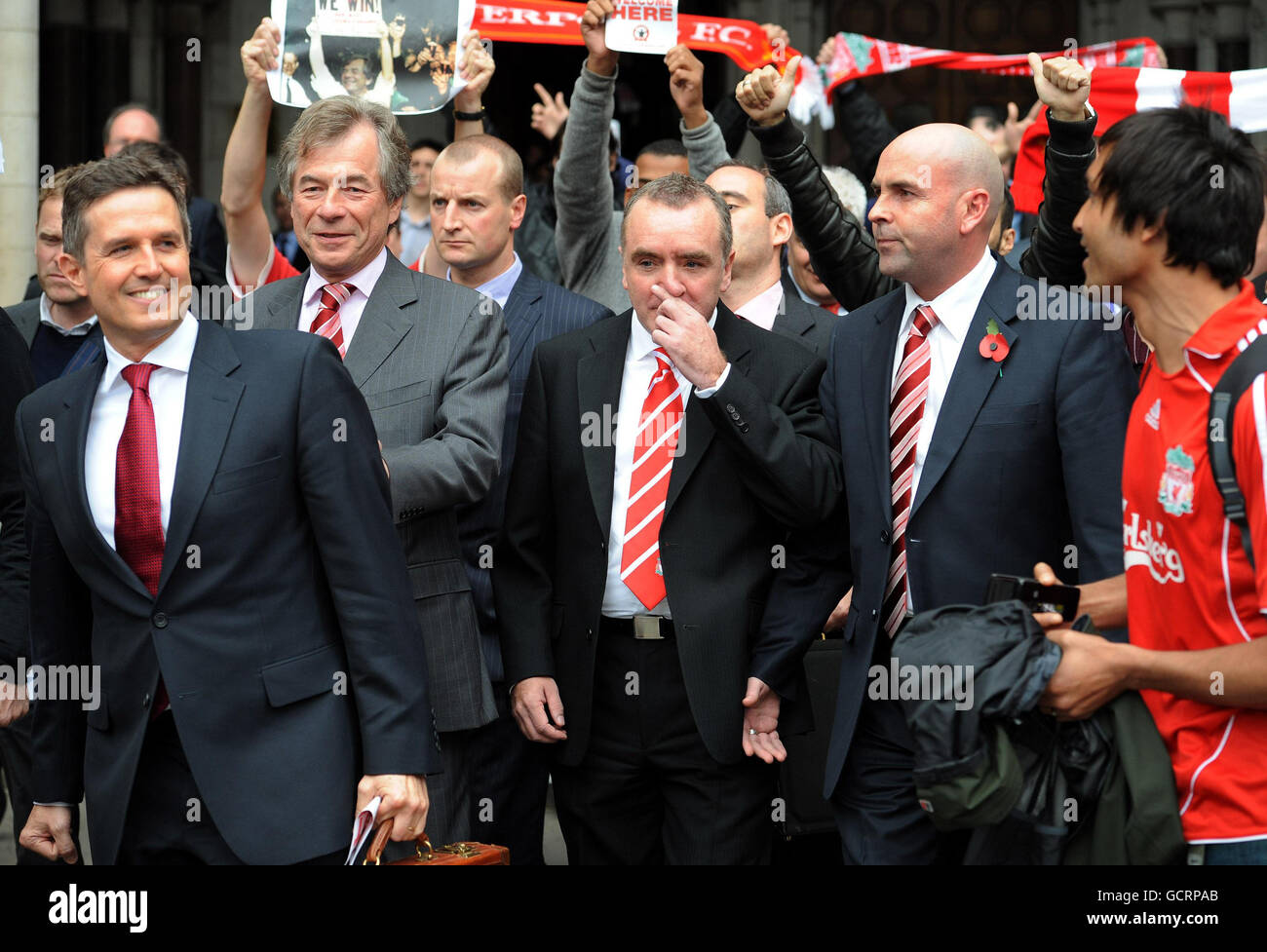 Il presidente del Liverpool FC Martin Broughton (seconda a sinistra) e il direttore generale Christian Burslow (all'estrema sinistra) e il direttore commerciale Ian Ayre (centro) lasciano la High Court dopo che il tribunale ha concesso ingiunzioni che potrebbero aprire la strada per la vendita rapida del Liverpool FC. Foto Stock