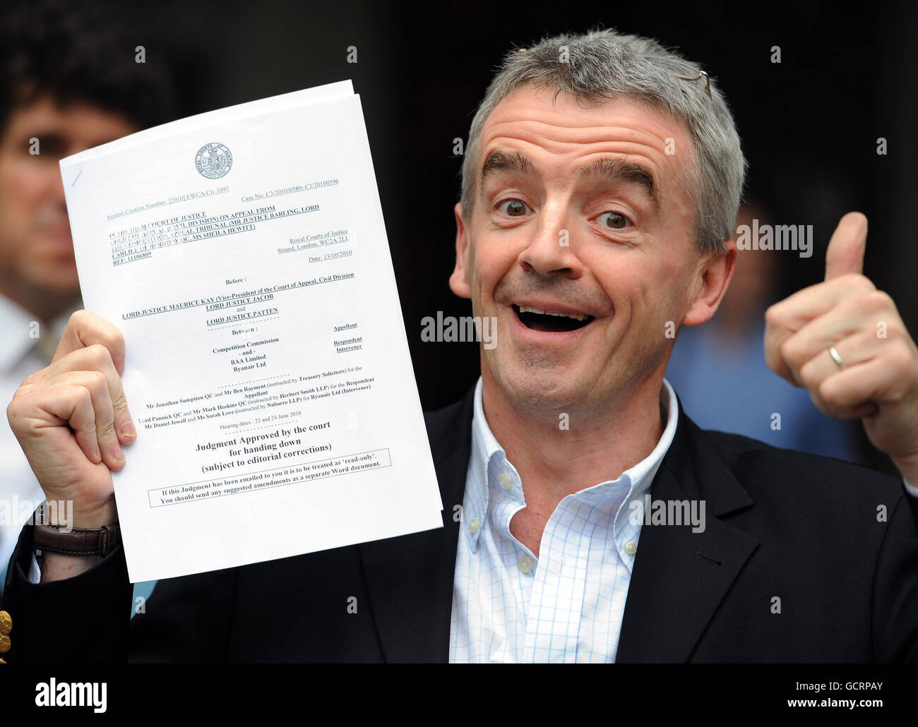 Il boss Ryanair Michael o'Leary fuori dalla High Court di Londra con una copia della sentenza della Corte d'appello che potrebbe costringere l'operatore aeroportuale BAA a rispettare l'ordine di vendere tre dei suoi aeroporti. Foto Stock