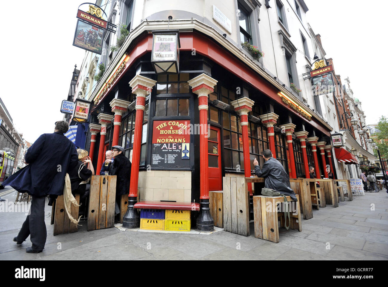 Vista generale del pub Coach and Horses in Greek Street a Soho di Londra. Foto Stock