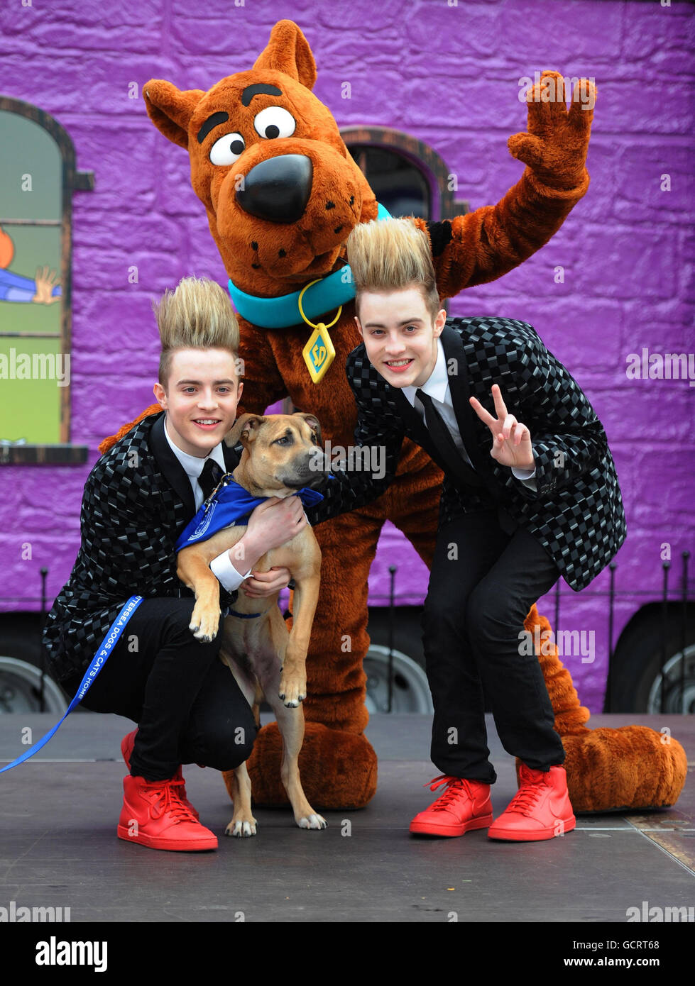 John ed Edward Grimes, conosciuto come Jedward, si esibiscono con lo Scooby Doo! Personaggio per lanciare il nuovo film d'animazione 'Scooby-Doo! Camp Scary' e videogioco 'Scooby-Doo! E la Spooky Swamp' alla Battersea Dogs and Cats Home di Londra. Foto Stock