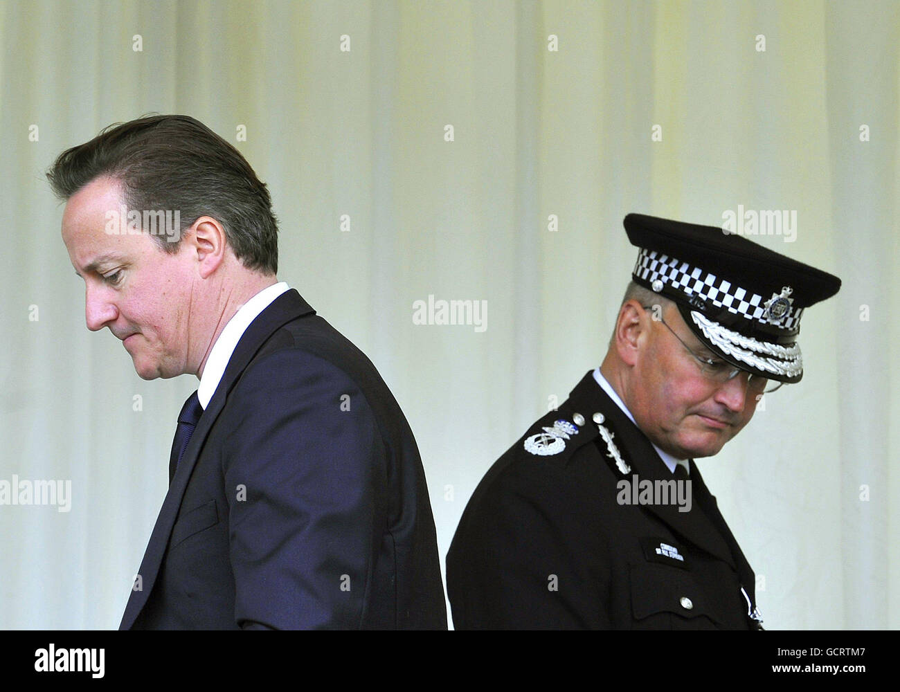 Il primo ministro David Cameron (a sinistra) e il commissario della polizia metropolitana Paul Stephenson durante una cerimonia commemorativa per l'ufficiale della polizia Gary Toms, a Leyton, a est di Londra. Foto Stock