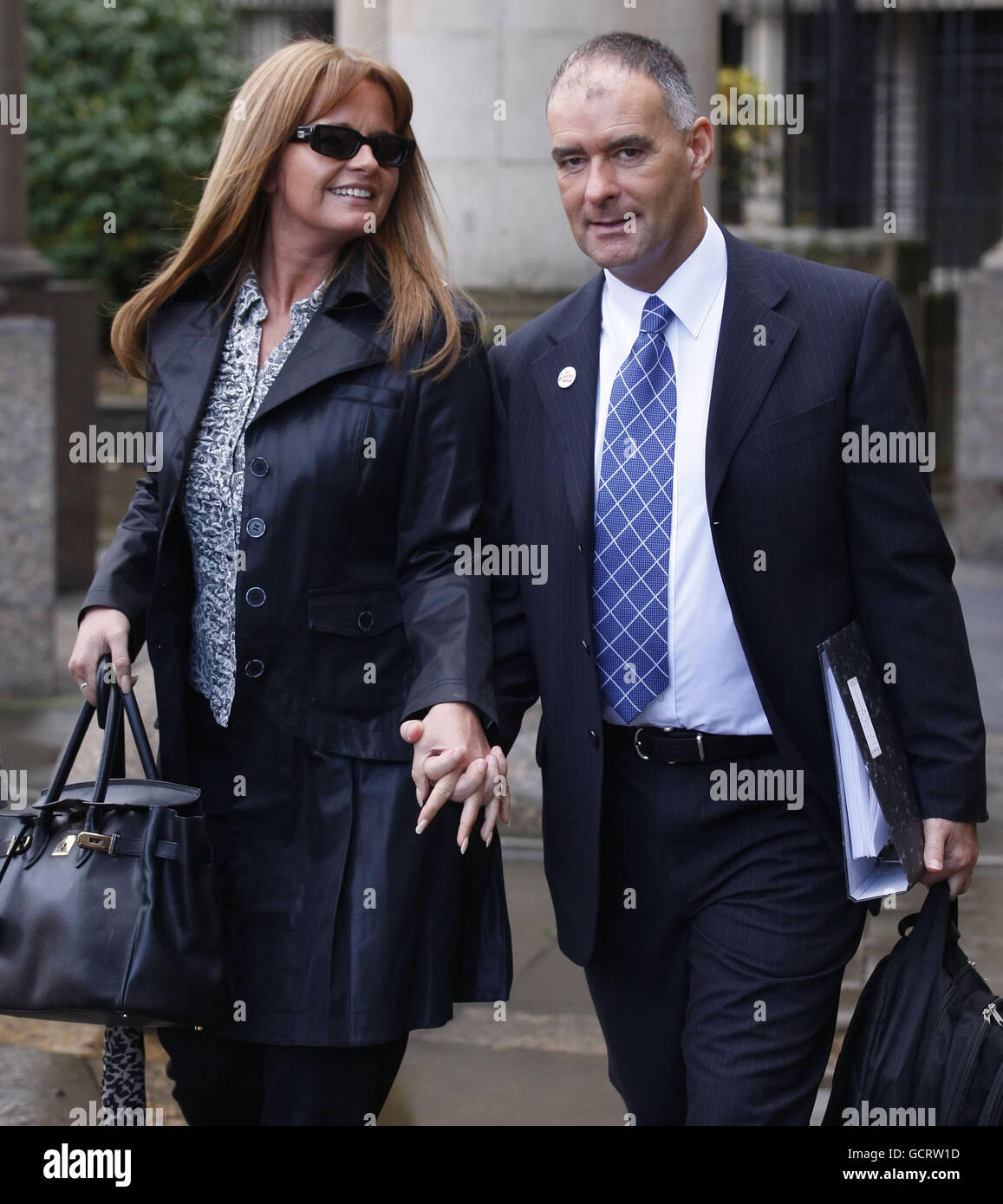 Causa del tribunale di Tommy Sheridan. L'ex MSP Tommy Sheridan e sua moglie Gail lasciano il Glasgow High Court. Foto Stock