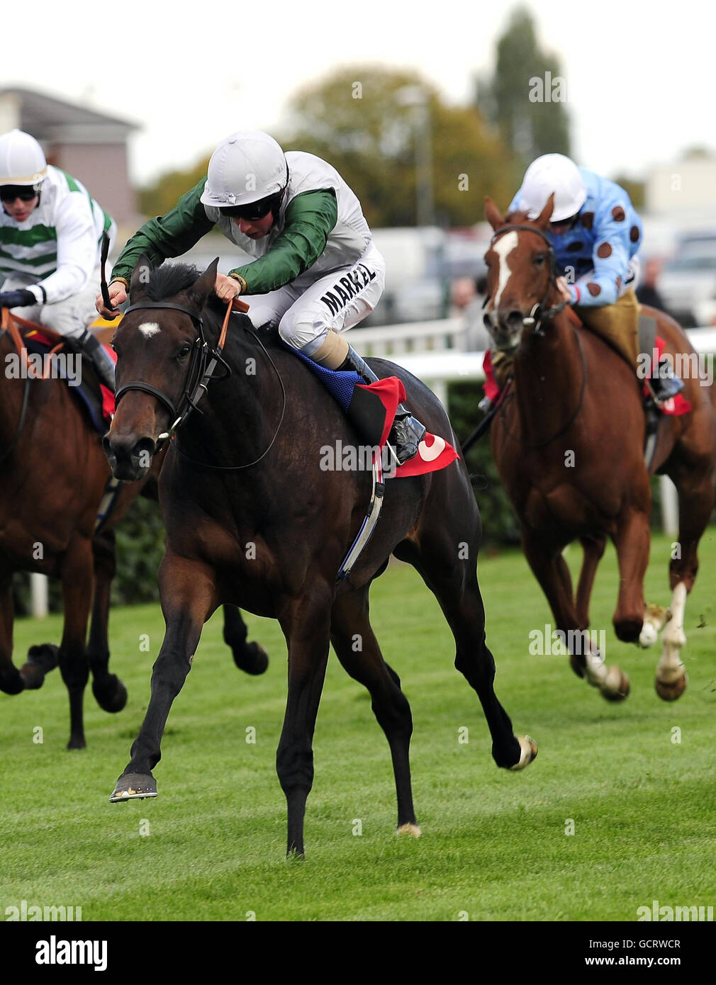 Devastazione e William Buick vincere l'HRH la principessa reale EBF Maiden Fillies Stakes all'Ippodromo di Doncaster, Doncaster. Foto Stock
