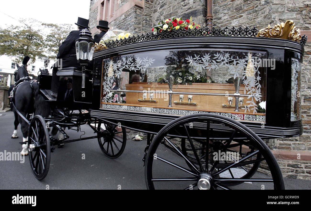 Un'udienza disegnata a cavallo porta alla Chiesa di San Giorgio sull'Isola di Man, per i funerali di Sir Norman Sapienza. Foto Stock