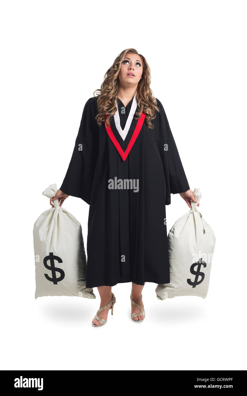 Giovane donna di laurea azienda sacchi di denaro a simboleggiare i costi della sua educazione; Edmonton, Alberta, Canada Foto Stock