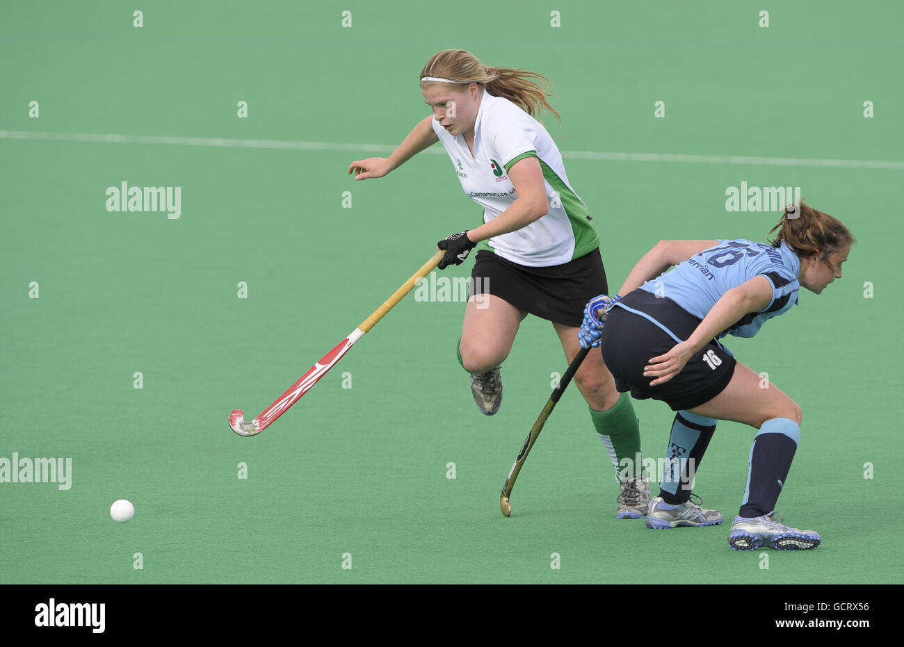 La Jen Hall di Canterbury (a sinistra) si allontana dalla Lisa Lettchford di Reading durante la partita della Premier League inglese alla Polo Farm di Canterbury. PREMERE ASSOCIATIOIN Photo. Data immagine: Sabato 23 ottobre 2010. Il credito fotografico dovrebbe essere: Cavo Kerry/PA ady Foto Stock