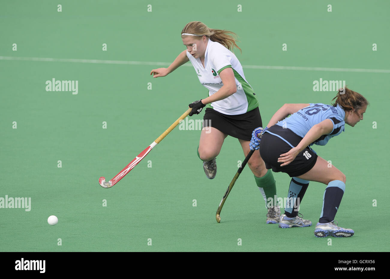 La Jen Hall di Canterbury (a sinistra) si allontana dalla Lisa Lettchford di Reading durante la partita della Premier League inglese alla Polo Farm di Canterbury. PREMERE ASSOCIATIOIN Photo. Data immagine: Sabato 23 ottobre 2010. Il credito fotografico dovrebbe essere: Cavo Kerry/PA ady Foto Stock