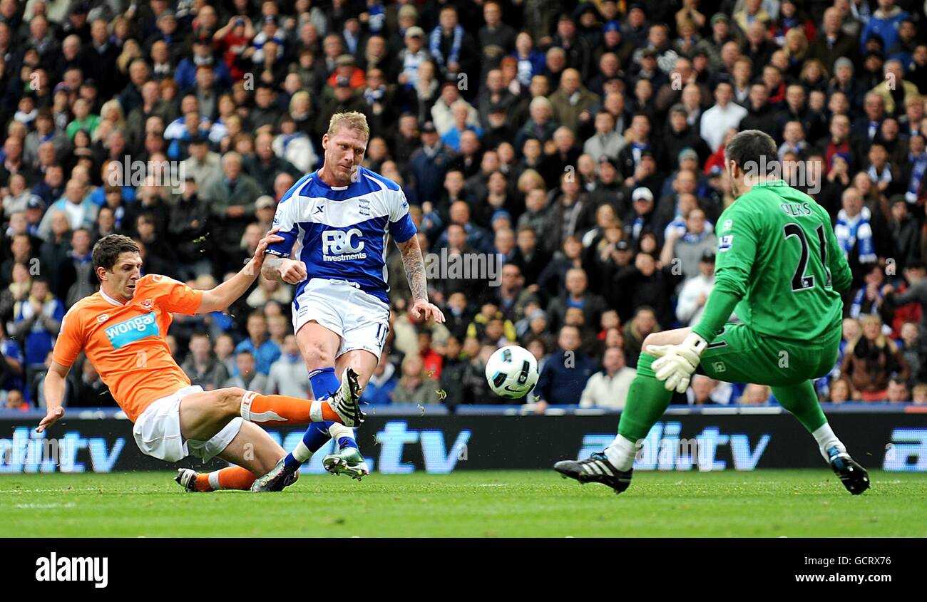 Garry o'Connor (centro) di Birmingham City ha un tiro al traguardo all'inizio del gioco, sotto la pressione di Craig Cathcart di Blackpool (a sinistra) e Matthew Gilks Foto Stock