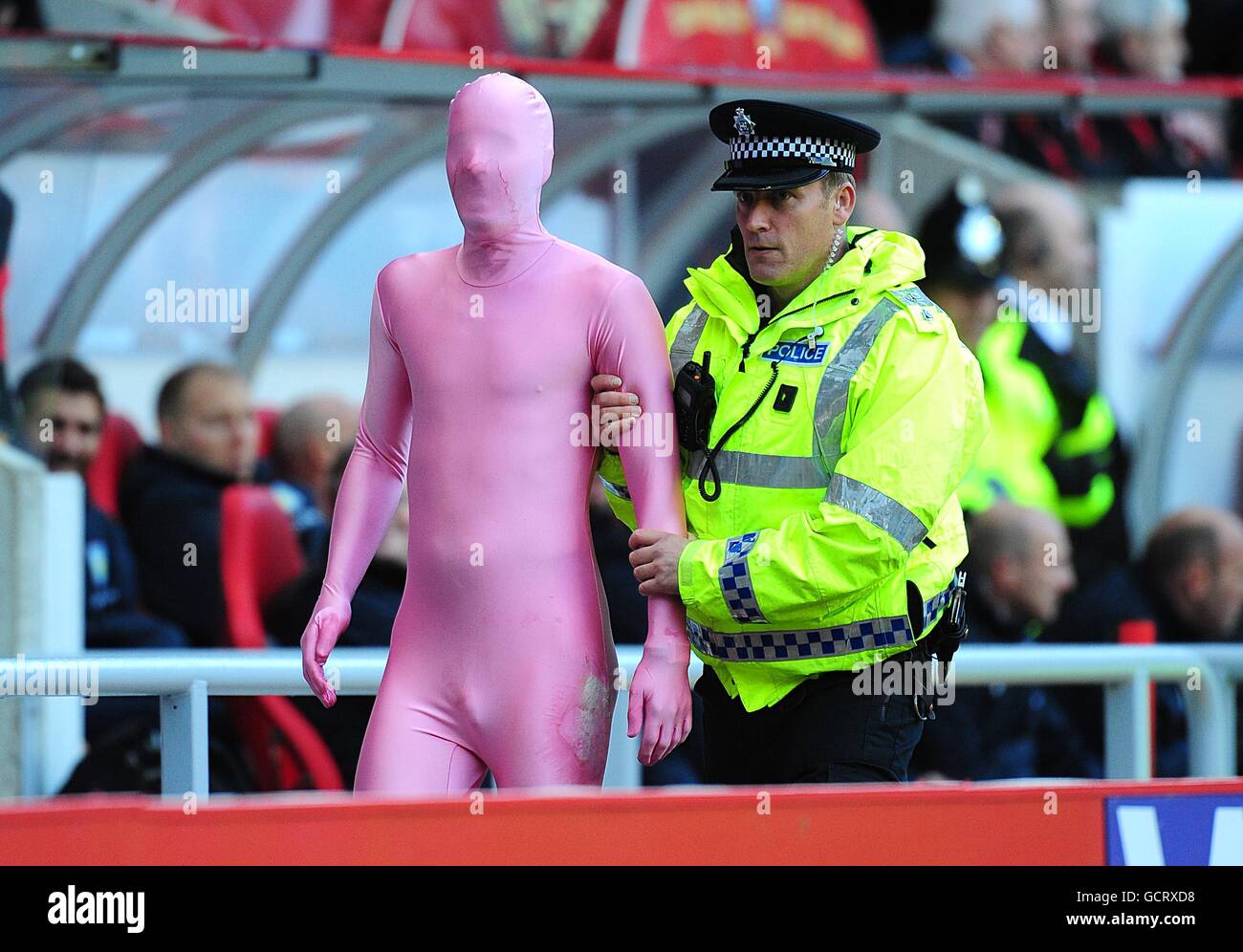 Calcio - Barclays Premier League - Sunderland / Aston Villa - Stadio di luce. Un ventilatore vestito in un calzino rosa del corpo è scortato via dalla polizia dopo aver invaso il campo Foto Stock