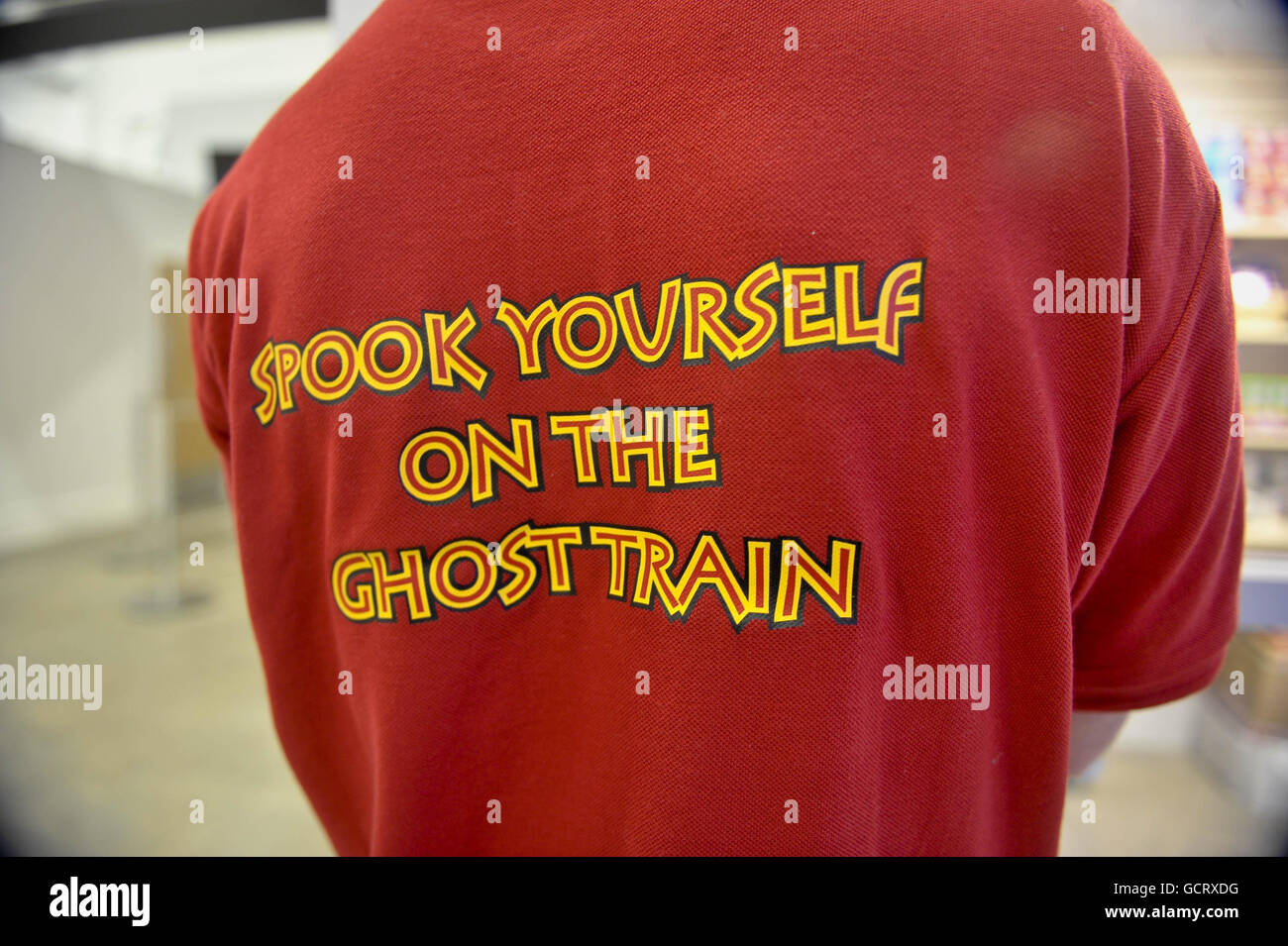 La parte posteriore della t-shirt stampata di un dipendente, al Grand Pier di Weston-super-Mare il giorno in cui finalmente riapre al pubblico dopo un incendio distrusse la struttura nel luglio 2008. Foto Stock