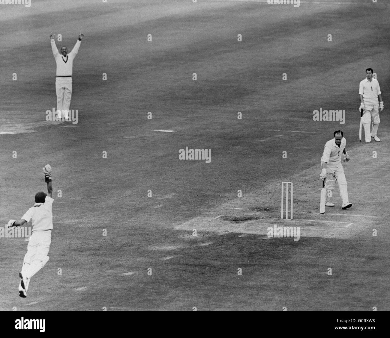 Cricket - Second Test Match - Inghilterra / West Indies - primo giorno - Lord's. Brian Close è catturato dal guardiano del cazzo Deryck Murray da una palla da Charlie Griffith dal 70. Foto Stock