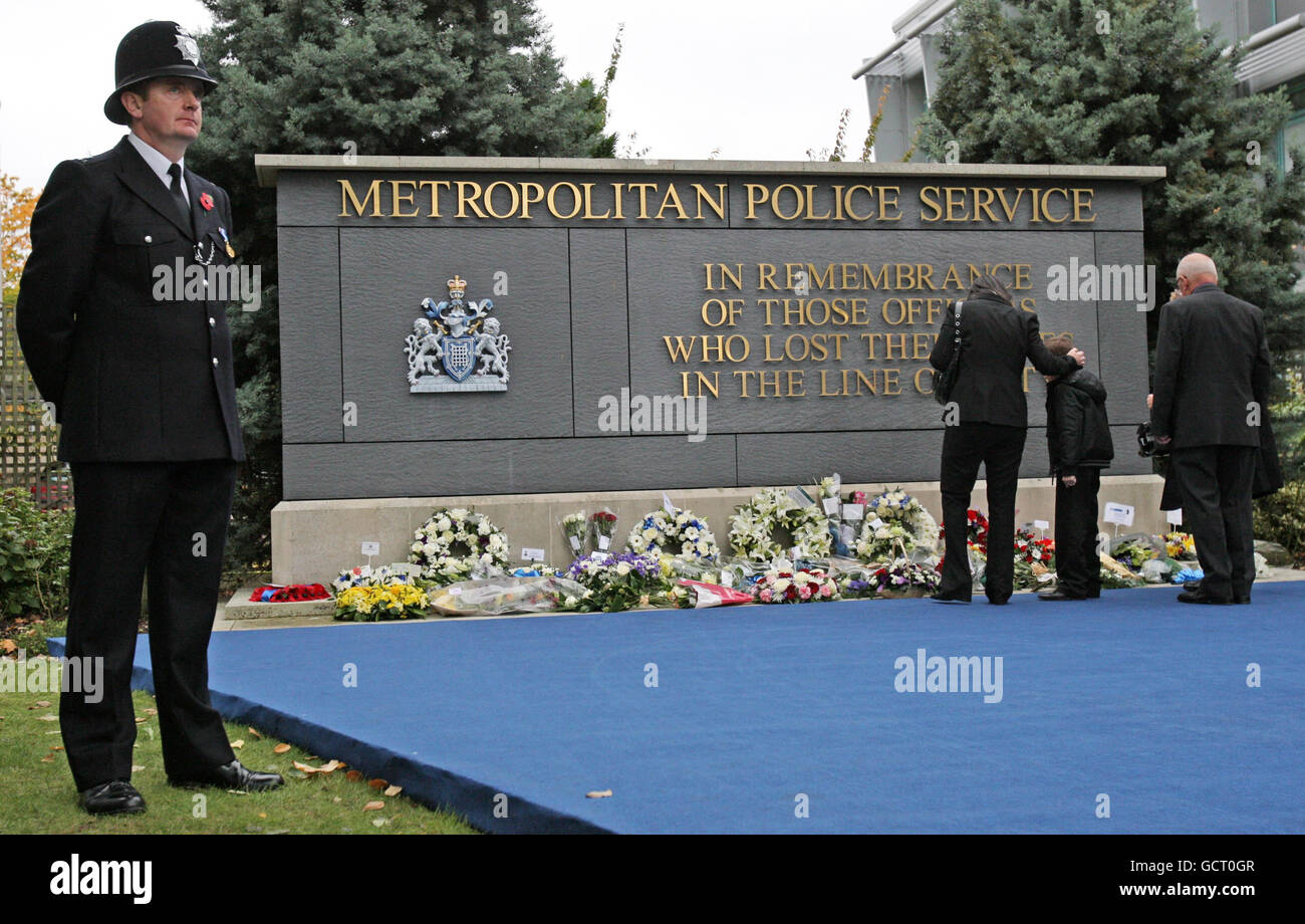 I membri della congregazione deposero fiori al Metropolitan Police Memorial durante l'annuale Metropolitan Police Service of Remembrance all'Hendon Police College, North London. Foto Stock