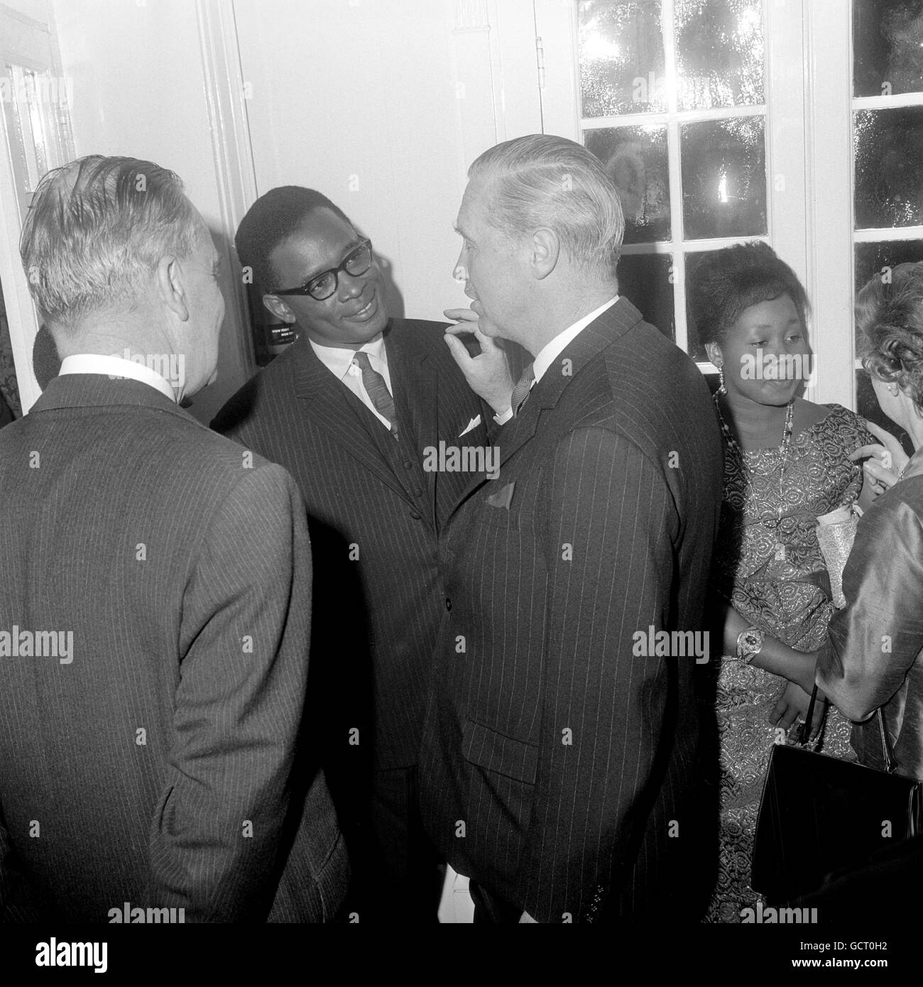 Sir Richard Hull, capo dello Stato maggiore britannico, parla con il generale Joseph-Desire Mobutu, comandante in capo dell'esercito nazionale congolese Foto Stock