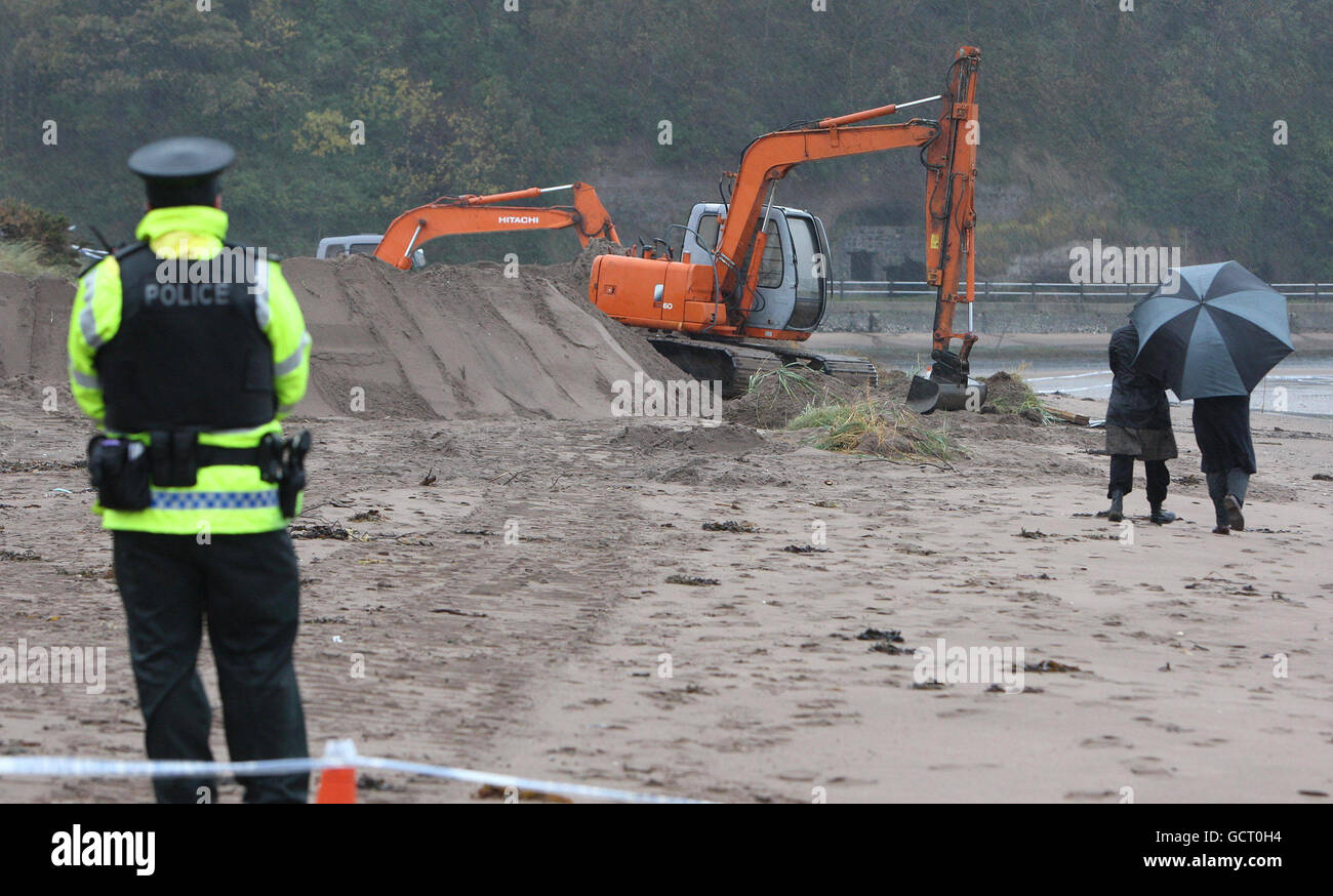 La polizia sigilla la spiaggia a Waterfoot in Co Antrim, dopo gli archeologi forensi alla ricerca del corpo di Peter Wilson, scoperti resti umani. Foto Stock