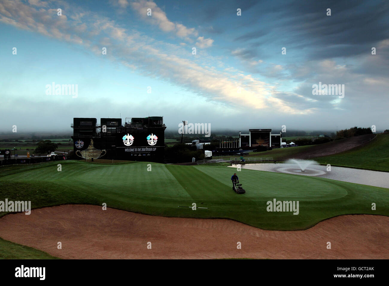 *I REDATTORI NOTANO CHE PER QUESTA IMMAGINE È STATO UTILIZZATO UN FILTRO GRIGIO GRADUATO* UN guardiano verde taglia il 18° verde in preparazione delle partite dei singoli durante la Ryder Cup a Celtic Manor, Newport. Foto Stock