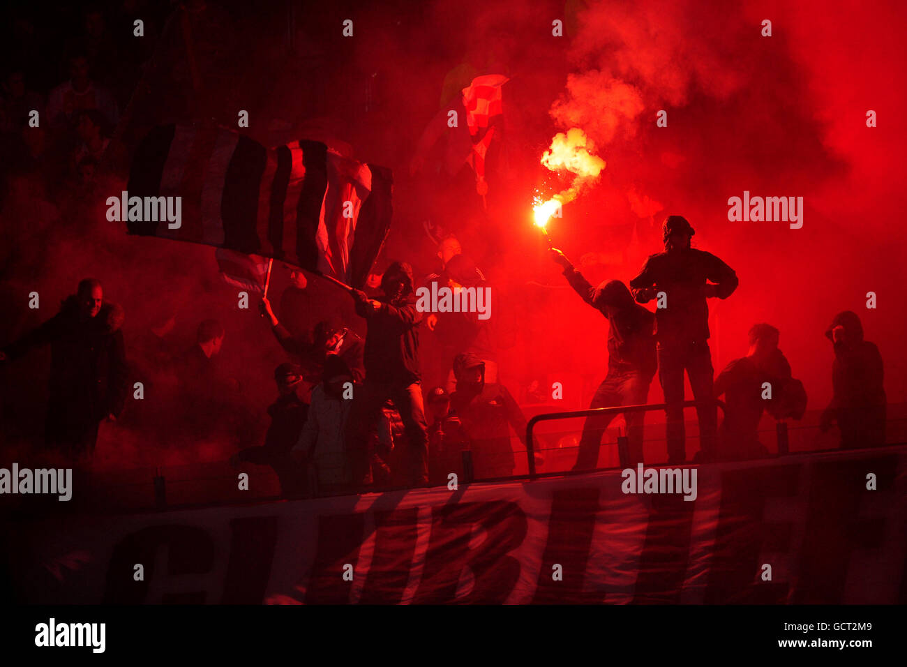 Calcio - UEFA Champions League - Gruppo G - Ajax v AC Milan - Amsterdam Arena. I fan di AJAX hanno un set di flares durante il gioco Foto Stock