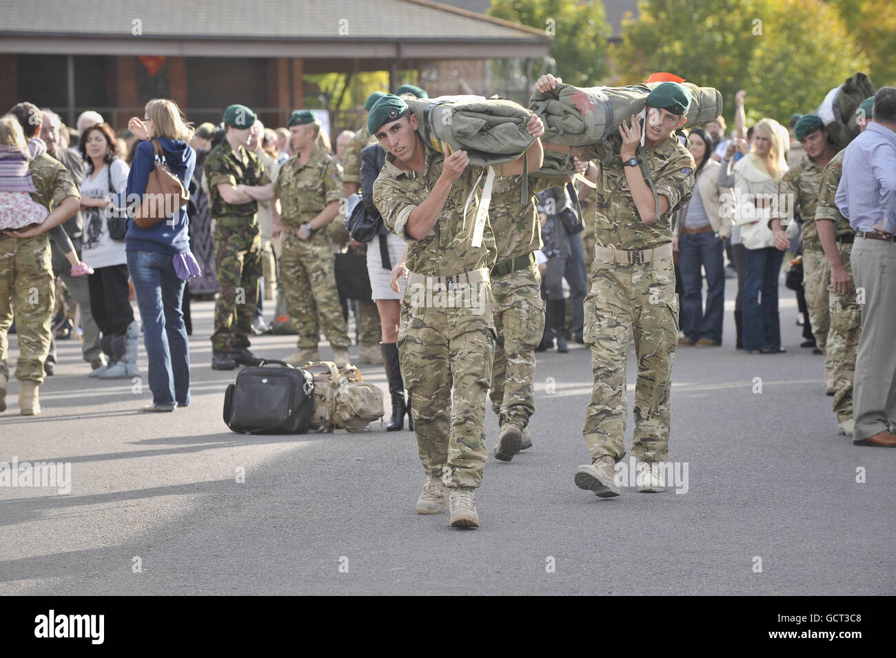 Le truppe caricano la loro attrezzatura da un camion e si preparano per dirigersi a casa come 40 Commando tornato alla loro base di Taunton dopo un giro di sei mesi dell'Afghanistan. Foto Stock