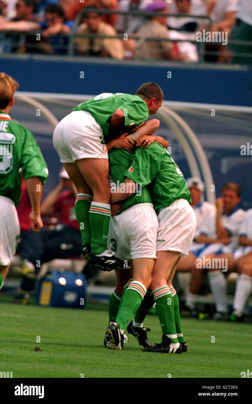 Calcio - Coppa del mondo FIFA 1994 USA - Gruppo e - Italia v Repubblica d'Irlanda - Giants Stadium, New York. Eire festeggia dopo l'obiettivo di Ray Houghton contro l'Italia Foto Stock