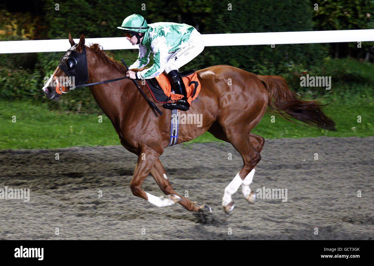 Carlton Scroop ridden di Kieren Fox vince il Digibet handicap (Div 2) all'Ippodromo di Kempton. Foto Stock