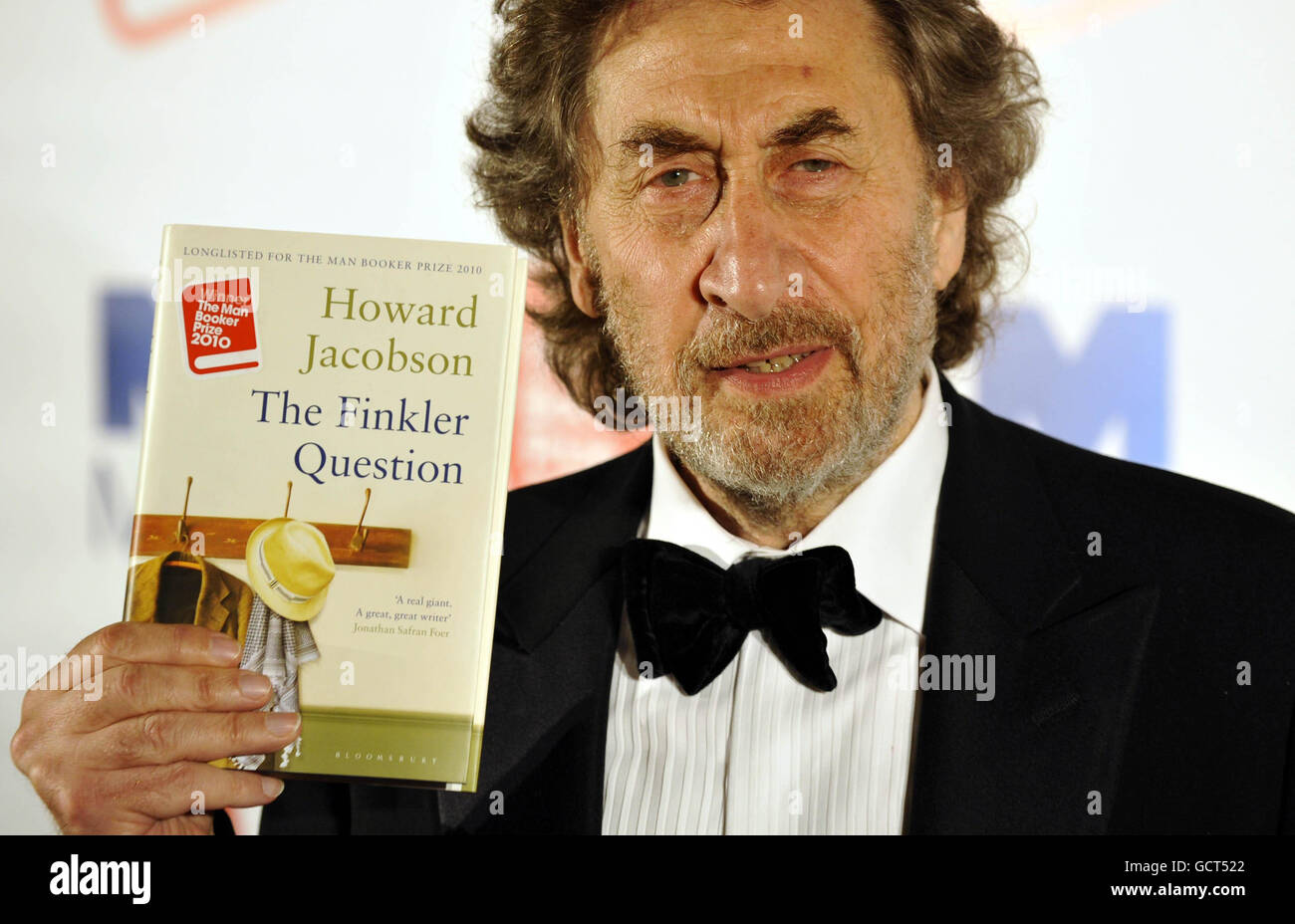 Howard Jacobson con il suo libro The Finkler Question, vincitore del premio Man Booker 2010, al Guildhall nel centro di Londra. Foto Stock