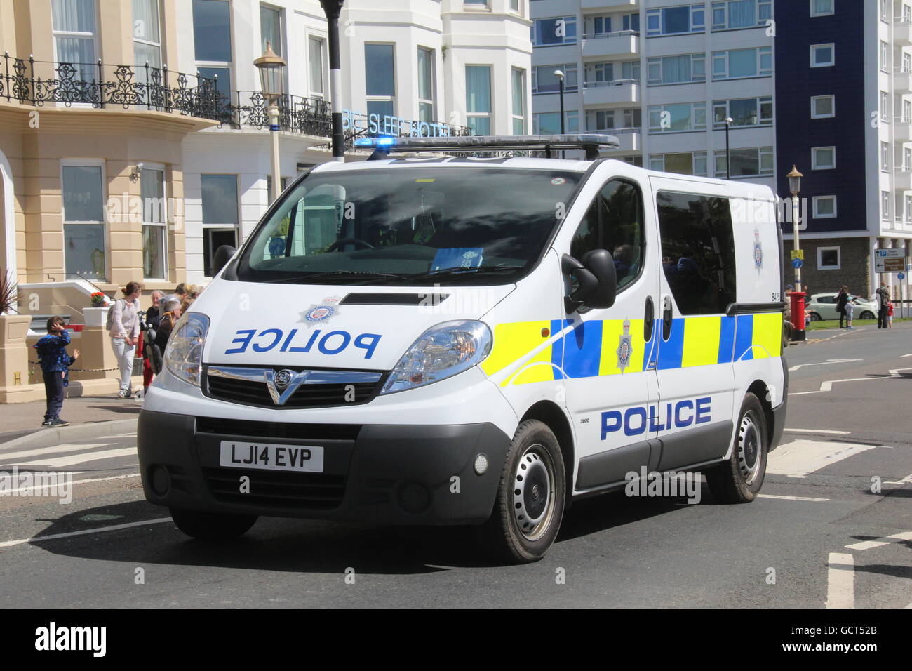 Un NEARSIDE anteriore vista della British Transport Police VAUXHALL VIVARO VAN viaggiare con luci blu lampeggiante Foto Stock