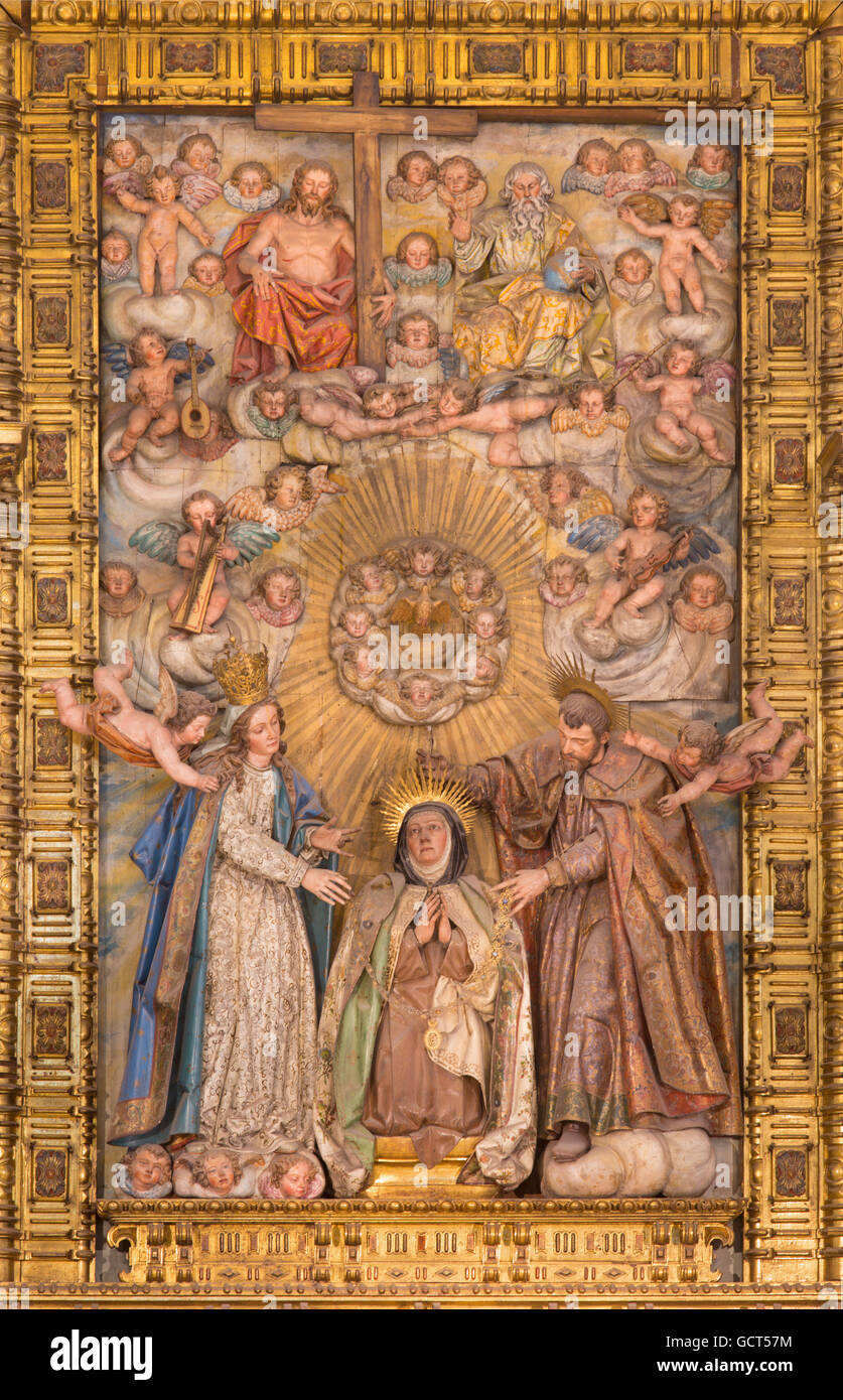 AVILA, Spagna, aprile - 19, 2016: scolpito il rilievo policromo della Santa Famiglia con la Santa Teresa di Avila Foto Stock