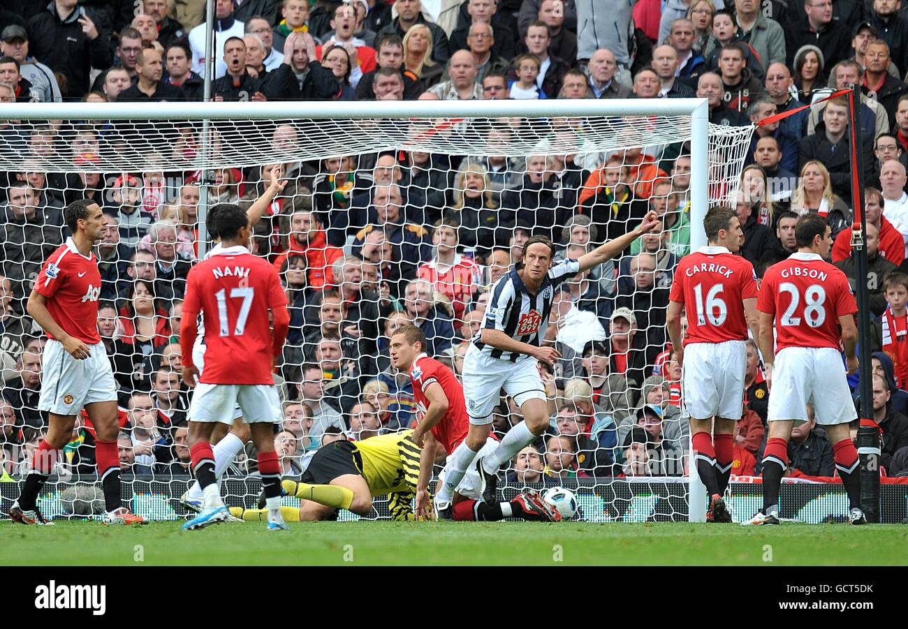 Calcio - Barclays Premier League - Manchester United / West Bromwich Albion - Old Trafford. Jonas Olsson (centro) di West Bromwich Albion festeggia dopo che Patrice Evra (non nella foto) del Manchester United segna un proprio obiettivo Foto Stock