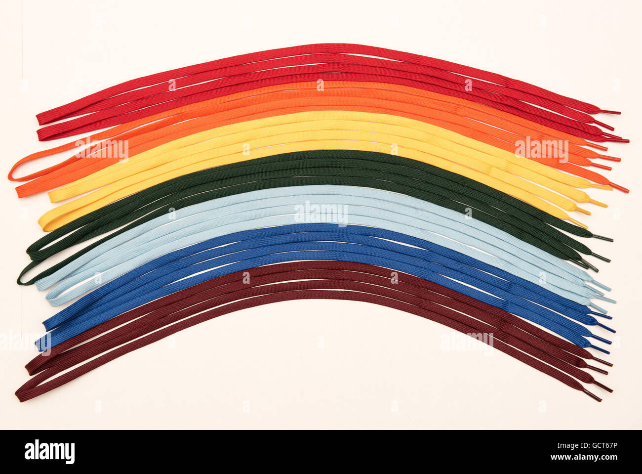 Rainbow lacci colorati su sfondo bianco Foto Stock