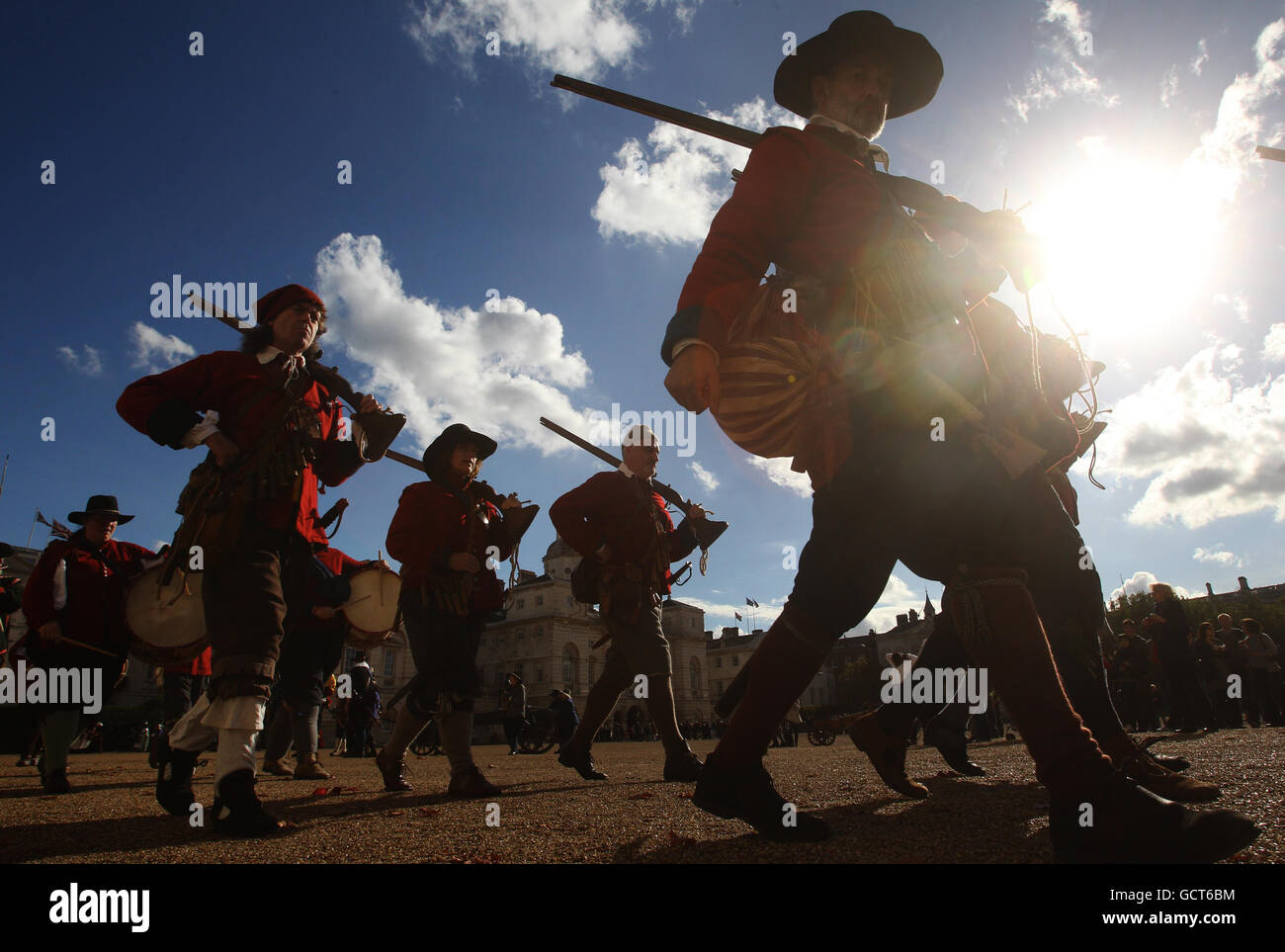 I membri della Roundhead Association marciano per celebrare il 350° anniversario dell'esecuzione dei Regicidi, il nome dato a coloro che hanno firmato il mandato di morte di Charles i, alla Horse Guards Parade, Londra. Foto Stock