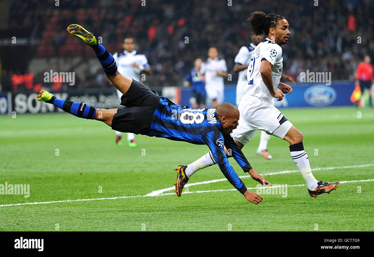 Calcio - UEFA Champions League - Gruppo A - Inter Milan v Tottenham Hotspur - Stadio Giuseppe Meazza. Jonathan Biabiany di Inter Milan (a sinistra) cade dopo essere stato imbrattato nella zona di penalità da Heurelho Gomes di Tottenham Hotspur (non nella foto). Foto Stock