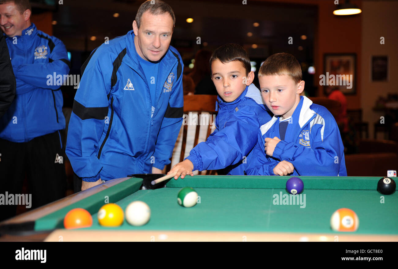 L'Everton nella squadra della Comunità all'Hollywood Bowl a Liverpool, giocare a biliardo Foto Stock