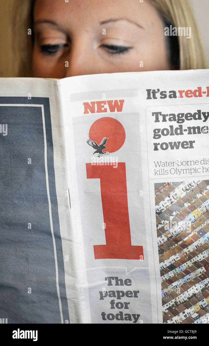 Il primo nuovo quotidiano nazionale britannico in quasi 25 anni, il formato tabloid 'i', che proviene dalla stessa stalla dell'indipendente (back), costa 20p ed è destinato 'ai lettori di giornale poveri di tempo '. Foto Stock
