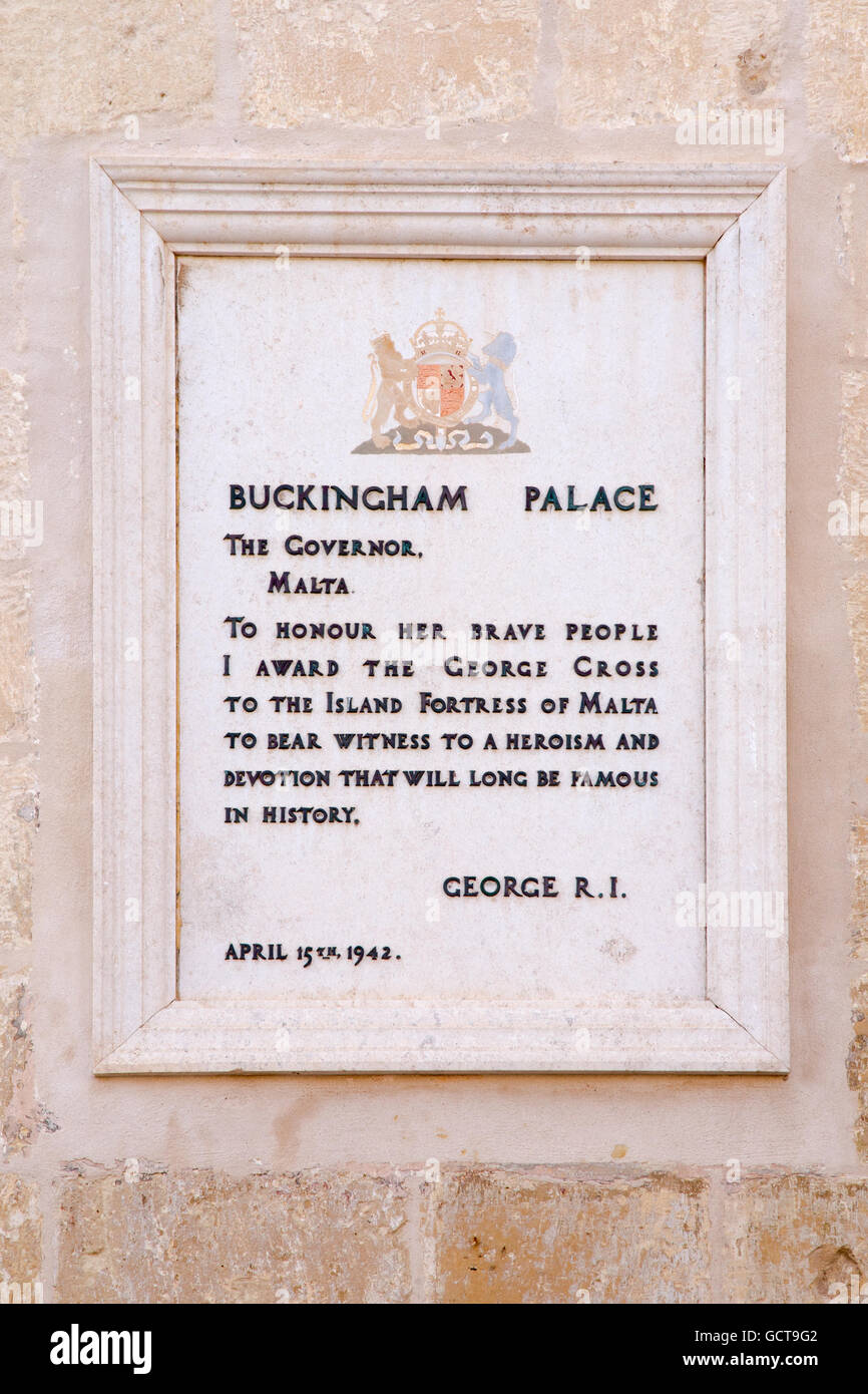 Lapide al di fuori di armeria commemorativo Malta ricevendo la Croce di San Giorgio nel 1942, Valletta, Malta Foto Stock