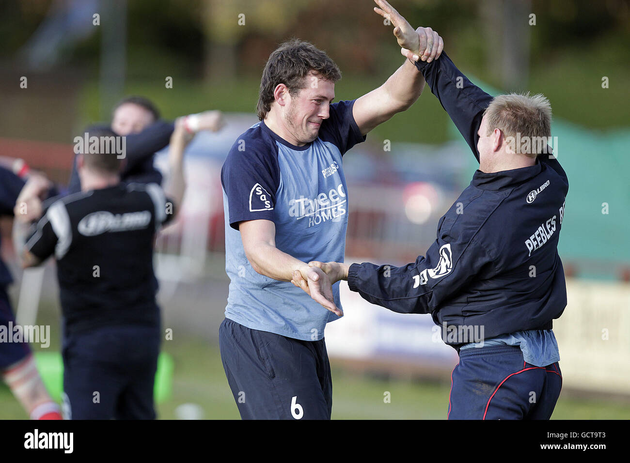 I giocatori di Peebles si riscaldano durante la partita dei due Premier scozzesi al The Gytes, Peebles. Foto Stock