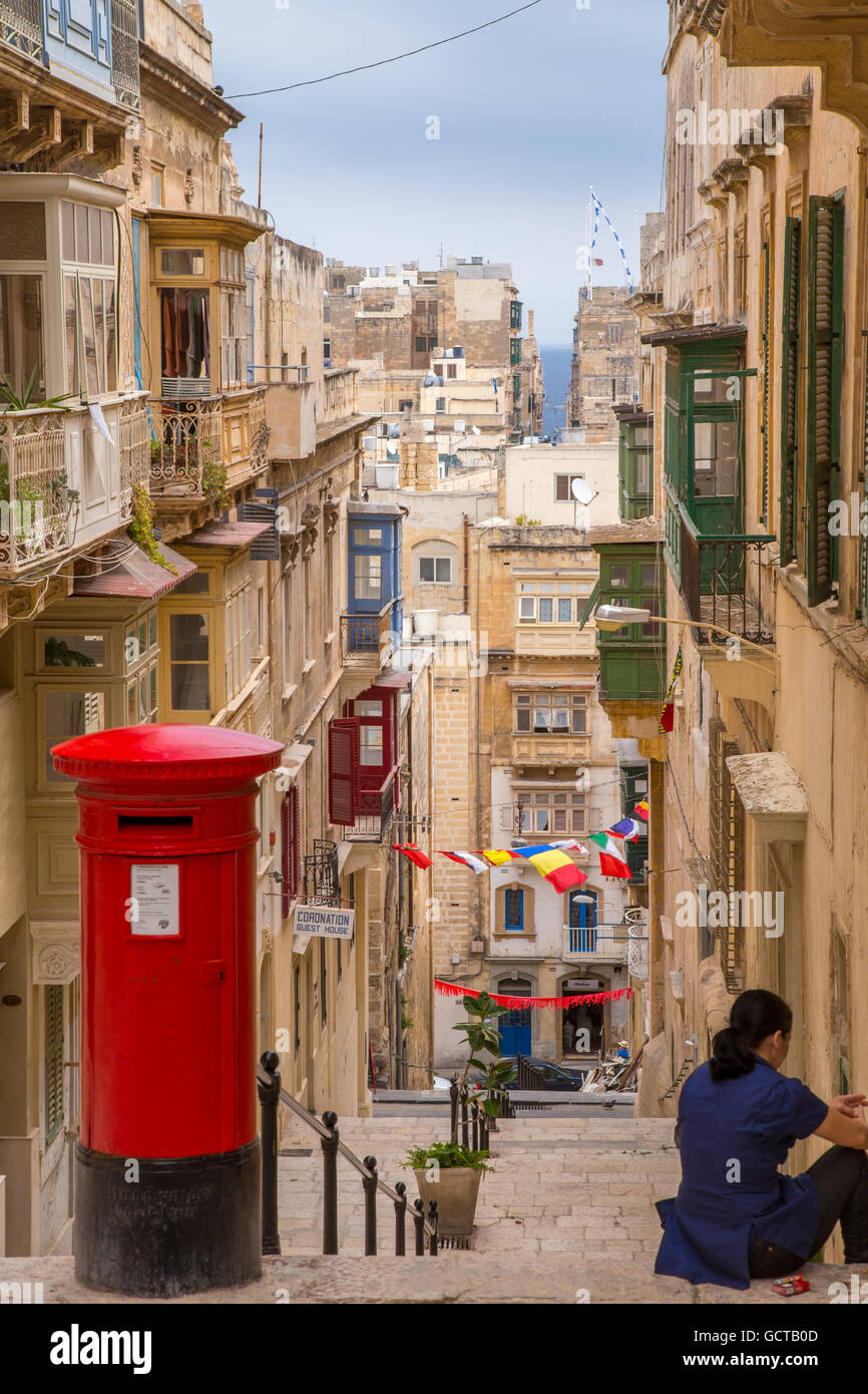 Gli edifici di la Valletta scena mostrando caratteristici balconi maltesi e inglesi red postbox, Malta Foto Stock