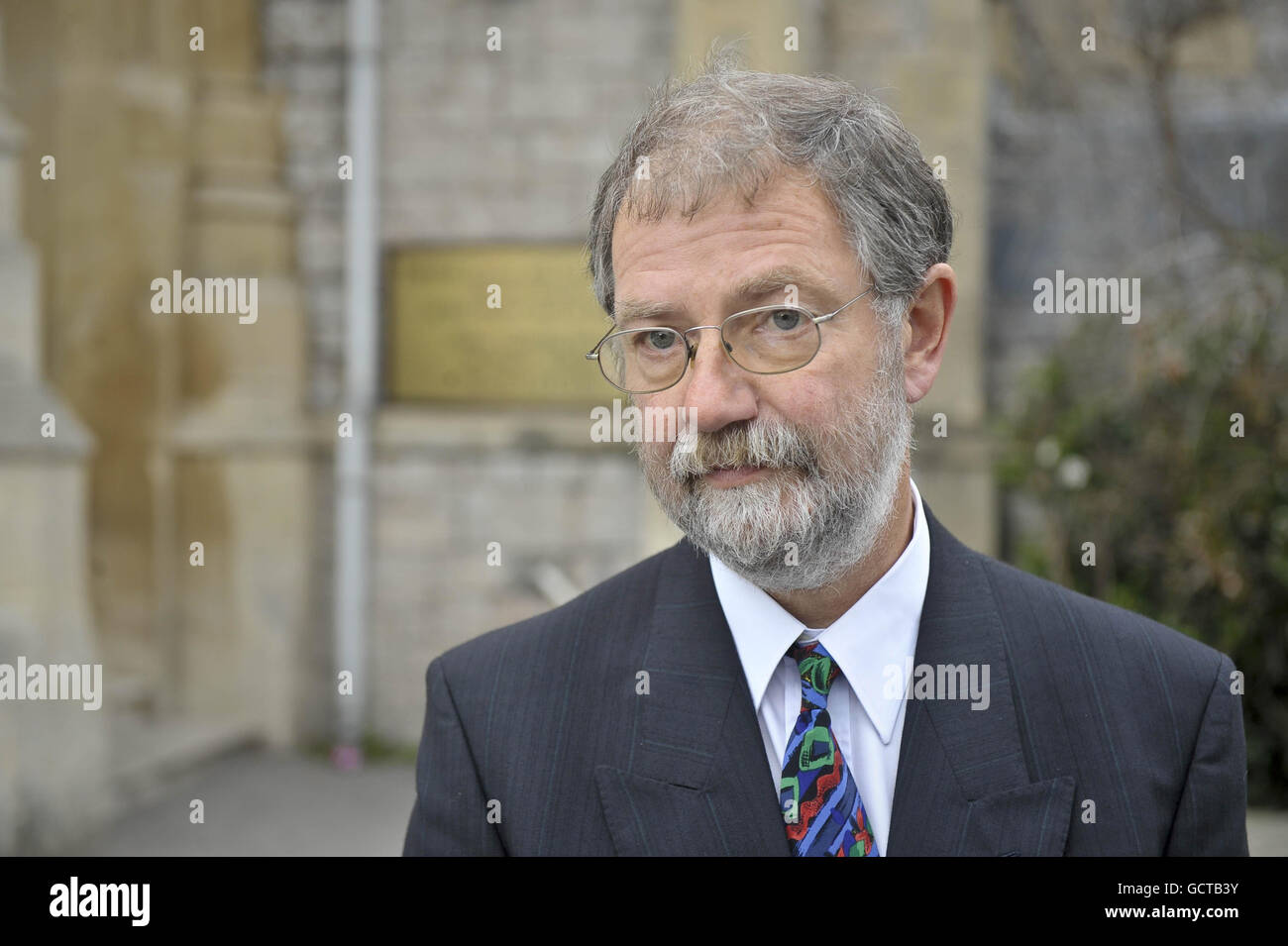 Il principale responsabile della salute ambientale del North Cornwall District Council, Richard Zorichak, parla alla stampa al di fuori di Taunton Crown Court, dove si sta cercando la morte di Carole Cross, 59, avvelenato nel 1988 e morto nel 2004, dopo che 20 tonnellate di solfato di alluminio sono state gettate nel serbatoio sbagliato in un impianto di trattamento dell'acqua. Foto Stock