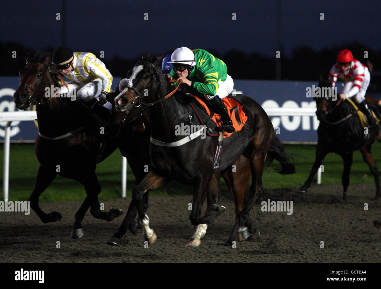 Corse ippiche - Ippodromo di Kempton Park. Franco è il mio nome guidato da Kieren Fox (centro) vince la Kia Sportage handicap al Kempton Park Racecourse. Foto Stock