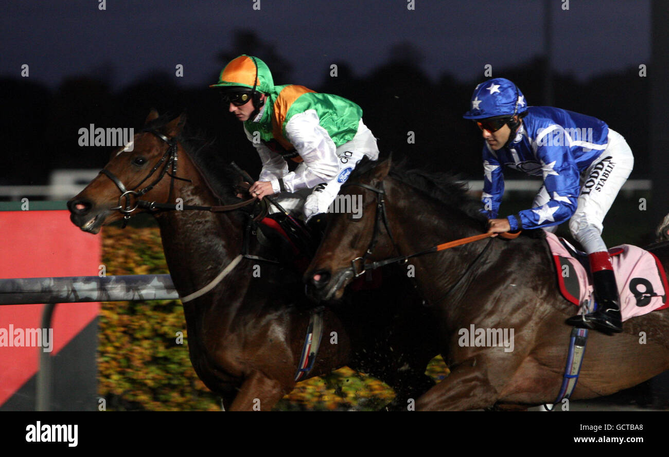 Corse ippiche - Ippodromo di Kempton Park. Paul Hanagan (a sinistra) guida High Office nel Kia Sportage handicap al Kempton Park Racecourse. Foto Stock