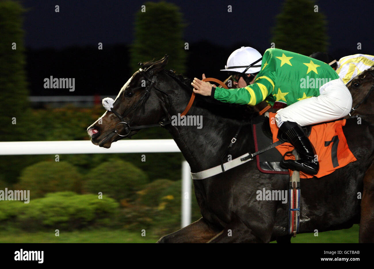 Franco is My Name ridden by Kieren Fox vince il Kia Sportage handicap all'ippodromo di Kempton Park. Foto Stock