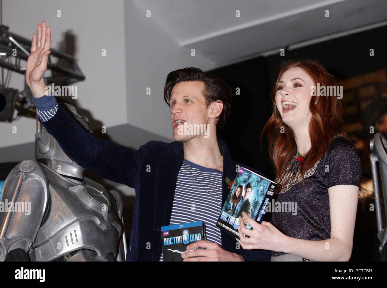 Le stelle dello show Matt Smith e Karen Gillan, durante un instore di firma per il DVD boxset di BBC1 TV show Dr Who, nel centro di Londra. Foto Stock