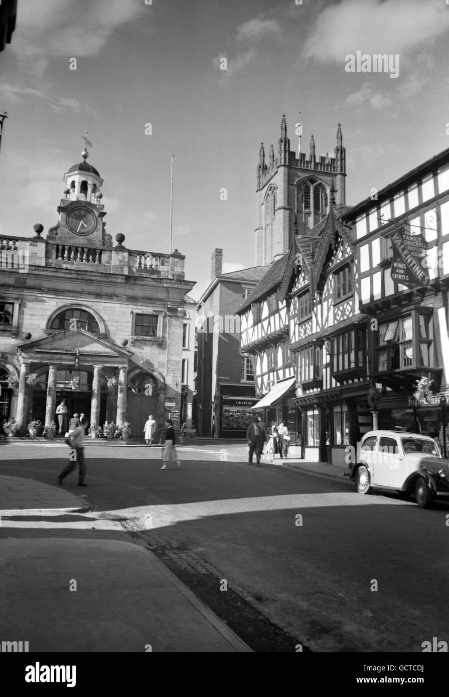 Il centro di Ludlow, con le case in legno di Tudor e la Chiesa di San Lorenzo sullo sfondo a destra. Foto Stock