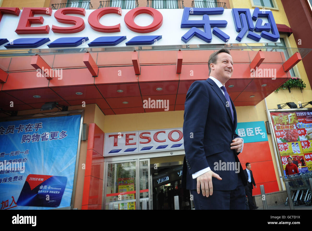 Il primo ministro britannico David Cameron visita oggi un supermercato Tesco a Pechino il primo giorno della sua visita in Cina, accompagnato da una forte delegazione di 50 aziende leader nel Regno Unito. Foto Stock
