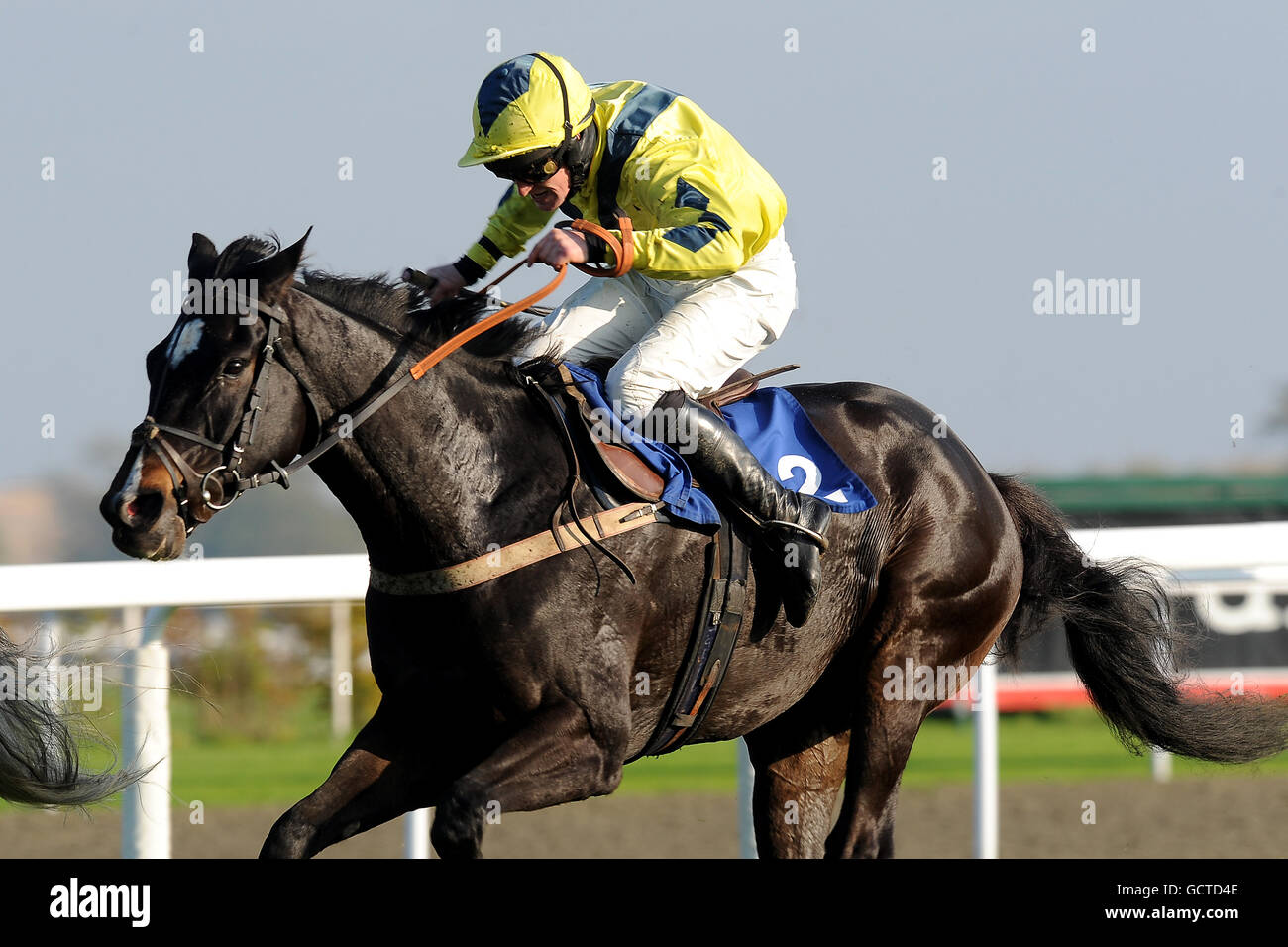 Jockey Andrew Glassonbury su Forgetelo sulla strada Vincere la corsa handicap dei 5 Novizi Big Irlandese di Londra Foto Stock