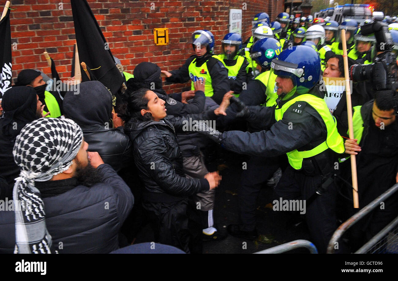 I manifestanti musulmani e la polizia si scontrano con una protesta dei musulmani contro la Giornata della memoria sulla Exhibition Road a Londra. Foto Stock