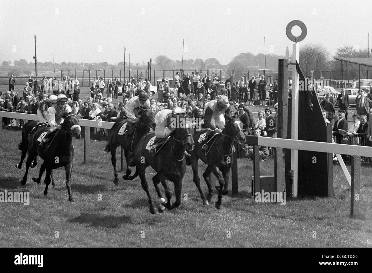 La finitura della piastra Hodcott a bagno, con semi Hay (n. 33, telecamera più vicina), indovinata da Pat Eddery, battendo Iodium, indovinata da Brian Taylor (controllare il cappuccio sulle rotaie). Foto Stock