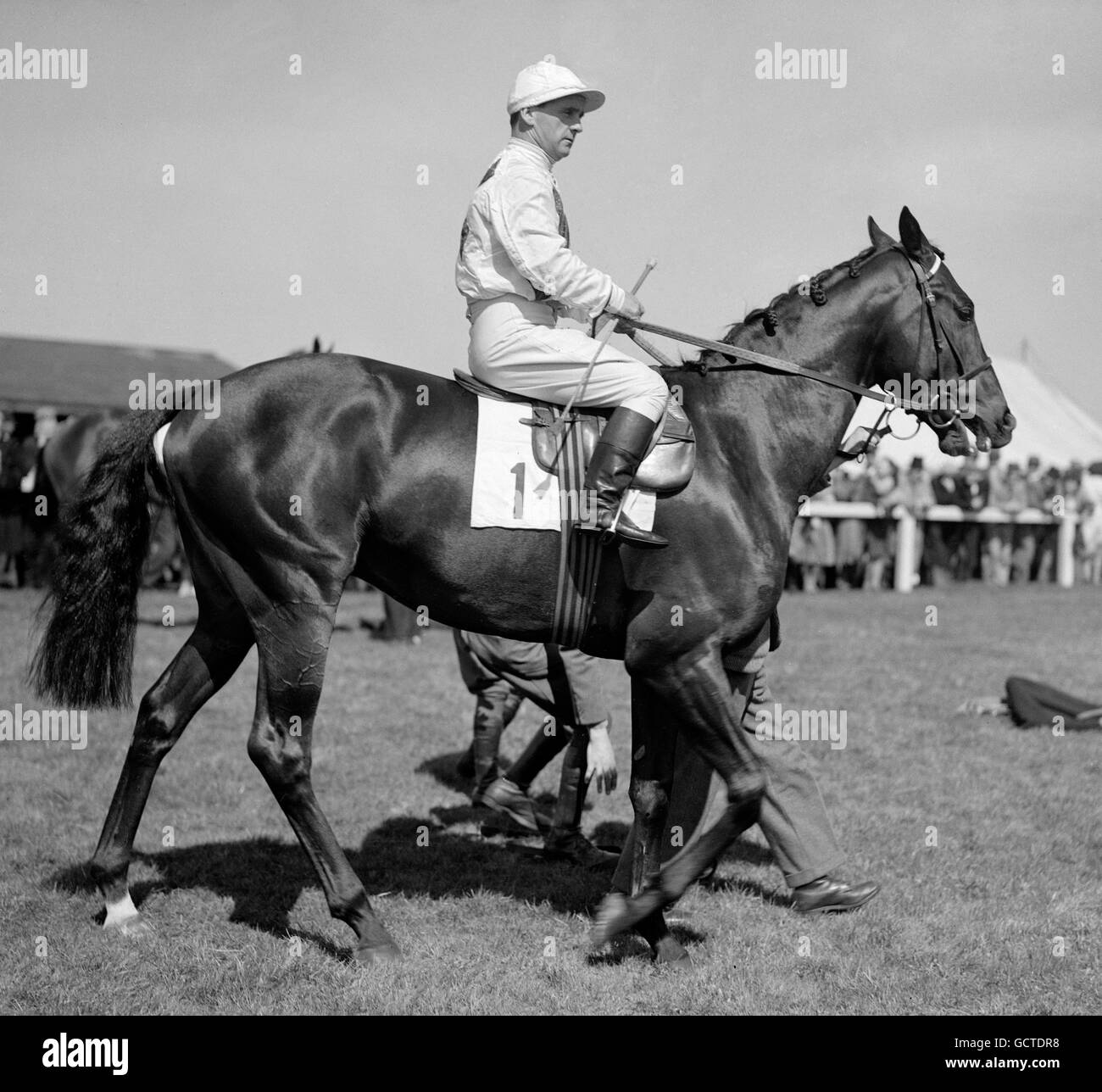 Corse di cavalli - Ippodromo di Bath. Gordon Richards ad una riunione di corsa a Bath. Foto Stock