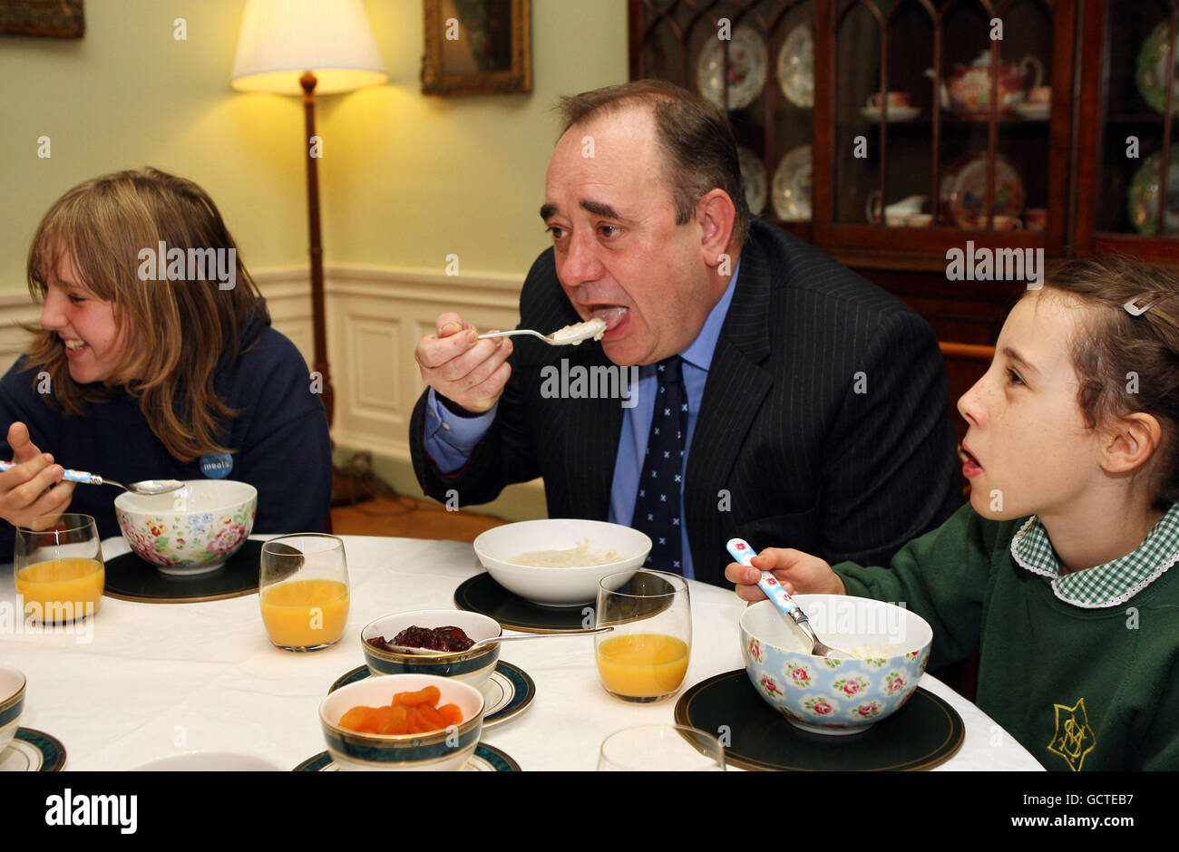 Il primo ministro scozzese Alex Salmond parla ai bambini della St Mary's Primary School di Edimburgo, con Eve Woehrling (a destra) e da Dalmally Primary Argyll, Lauren Powell mentre questo fine settimana hanno una colazione porridge prima del porridge Day. Foto Stock